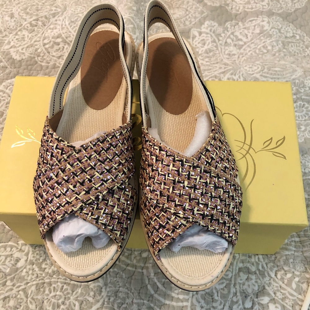 Bettye woven sandals new in box ladies size 10